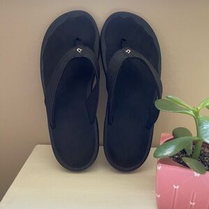 OluKai women's Ohana Black flip flops size 8